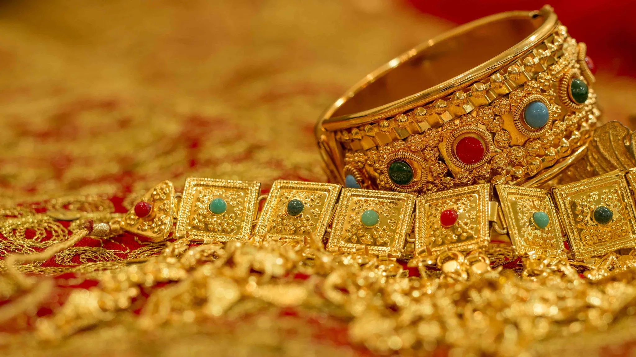 Gold price in Pakistan holds steady at Rs490,362 per tola on April 5
