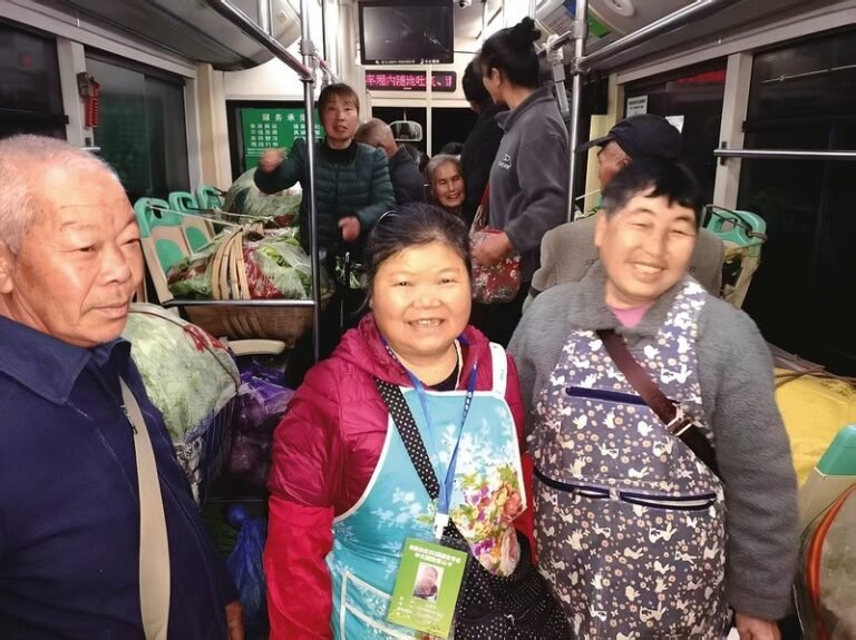 'Vegetable bus' offers glimpse into China's people-centered governance