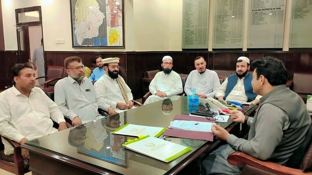 Deputy Commissioner Tank Jamshed Khan meets District Press Club delegation to discuss public complaints and service delivery.