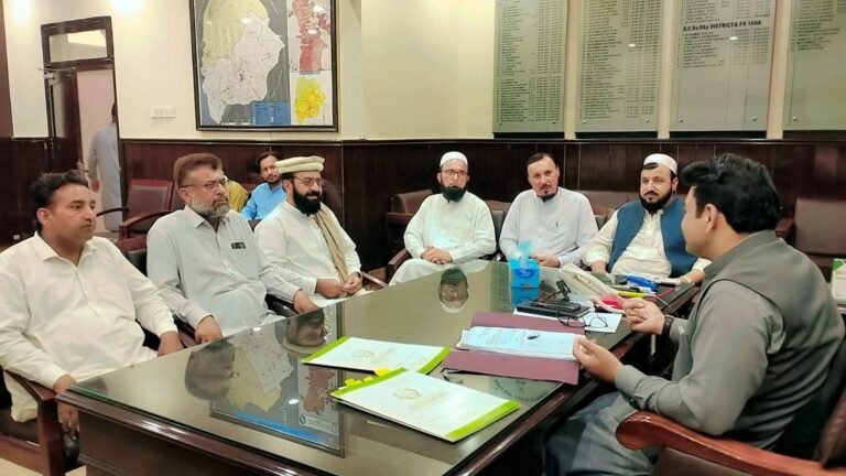 Deputy Commissioner Tank Jamshed Khan meets District Press Club delegation to discuss public complaints and service delivery.