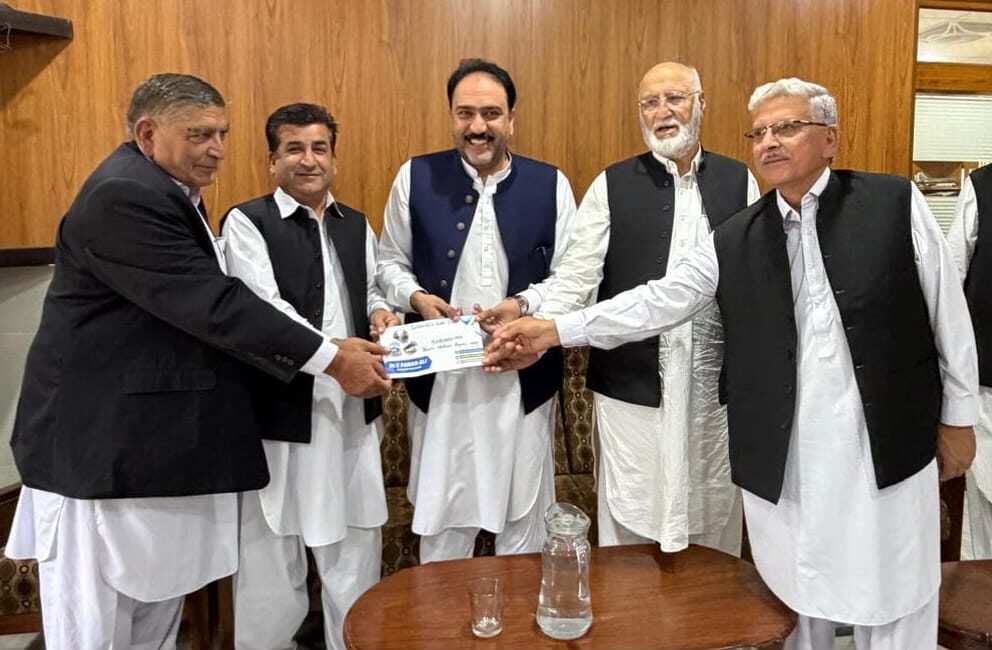 PTI leader Fawad Ali Noor handed over a grant cheque to Bar Association