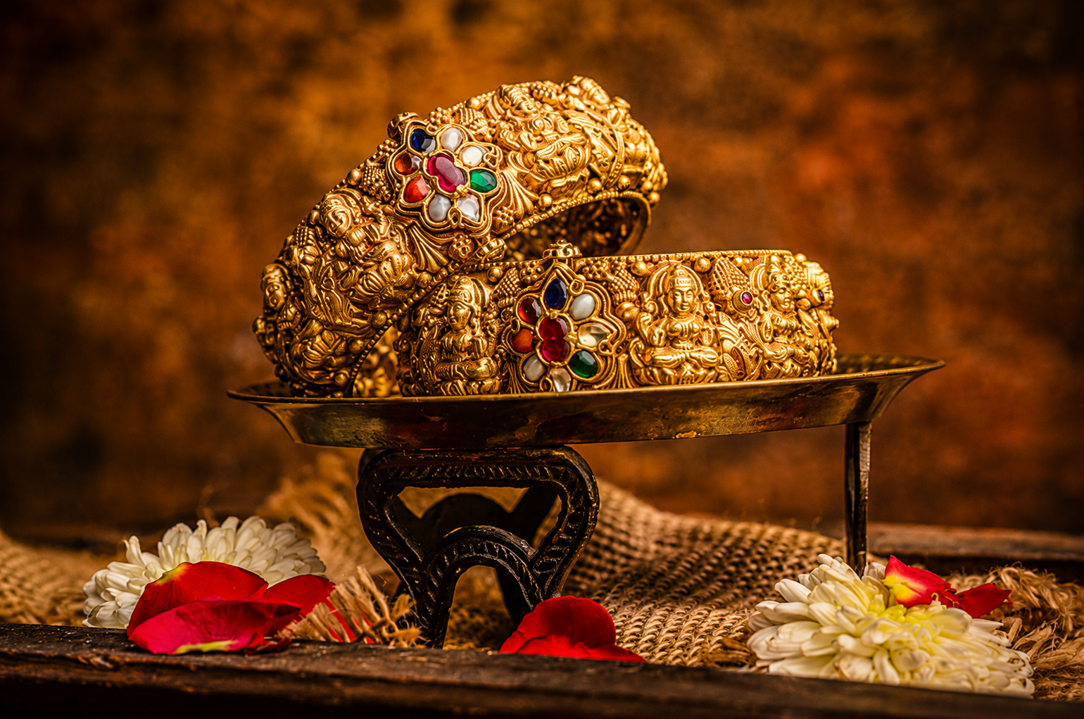 Gold prices surge in Pakistan as global bullion market jumps
