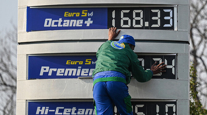 Petrol, diesel prices may fall in Pakistan as global oil market weakens