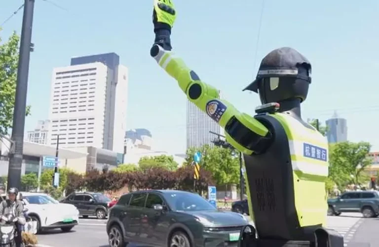 Robot police managing traffic in China during Labor Day holiday using AI-powered systems