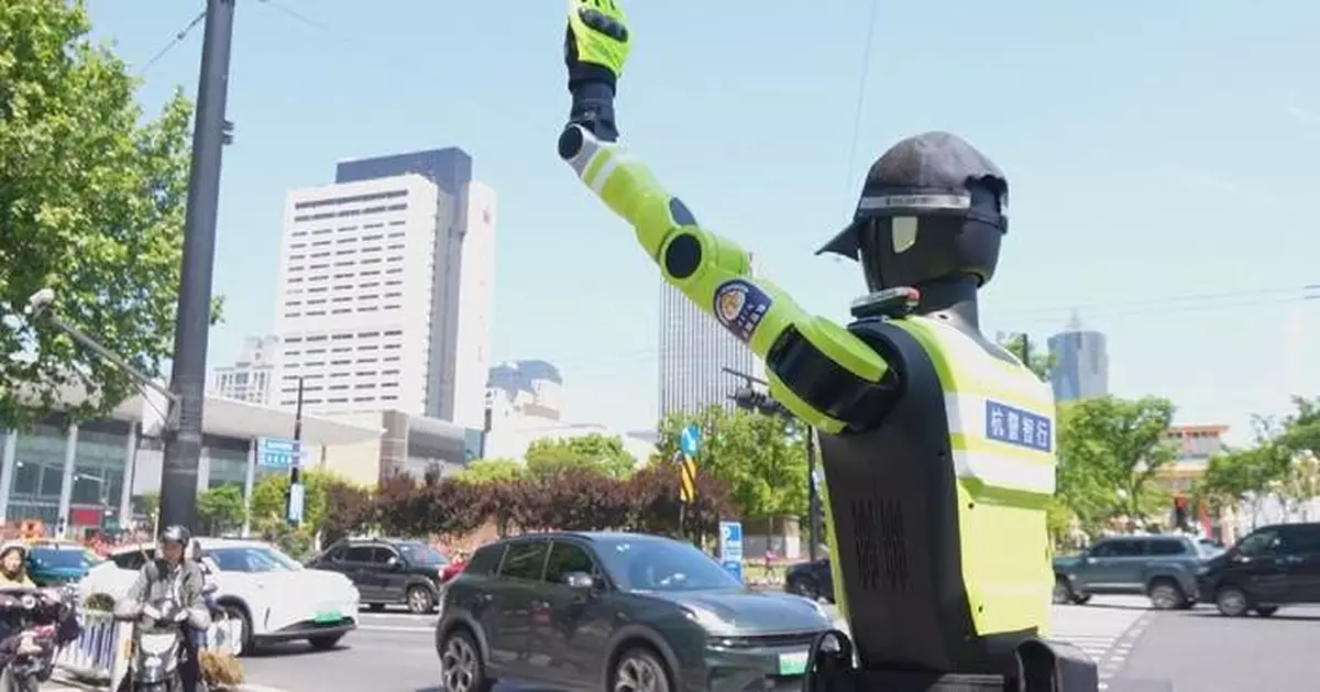 China deploys robot police to manage traffic during Labor Day holiday
