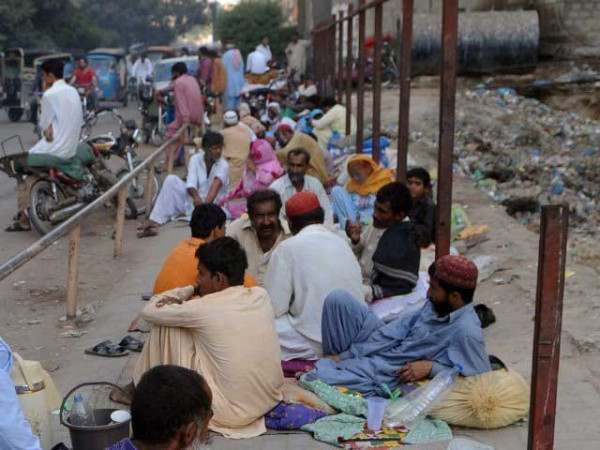 Pakistan Poverty Rate Rises to 28.9%, 800,000 Citizens Leave Country for Jobs Abroad