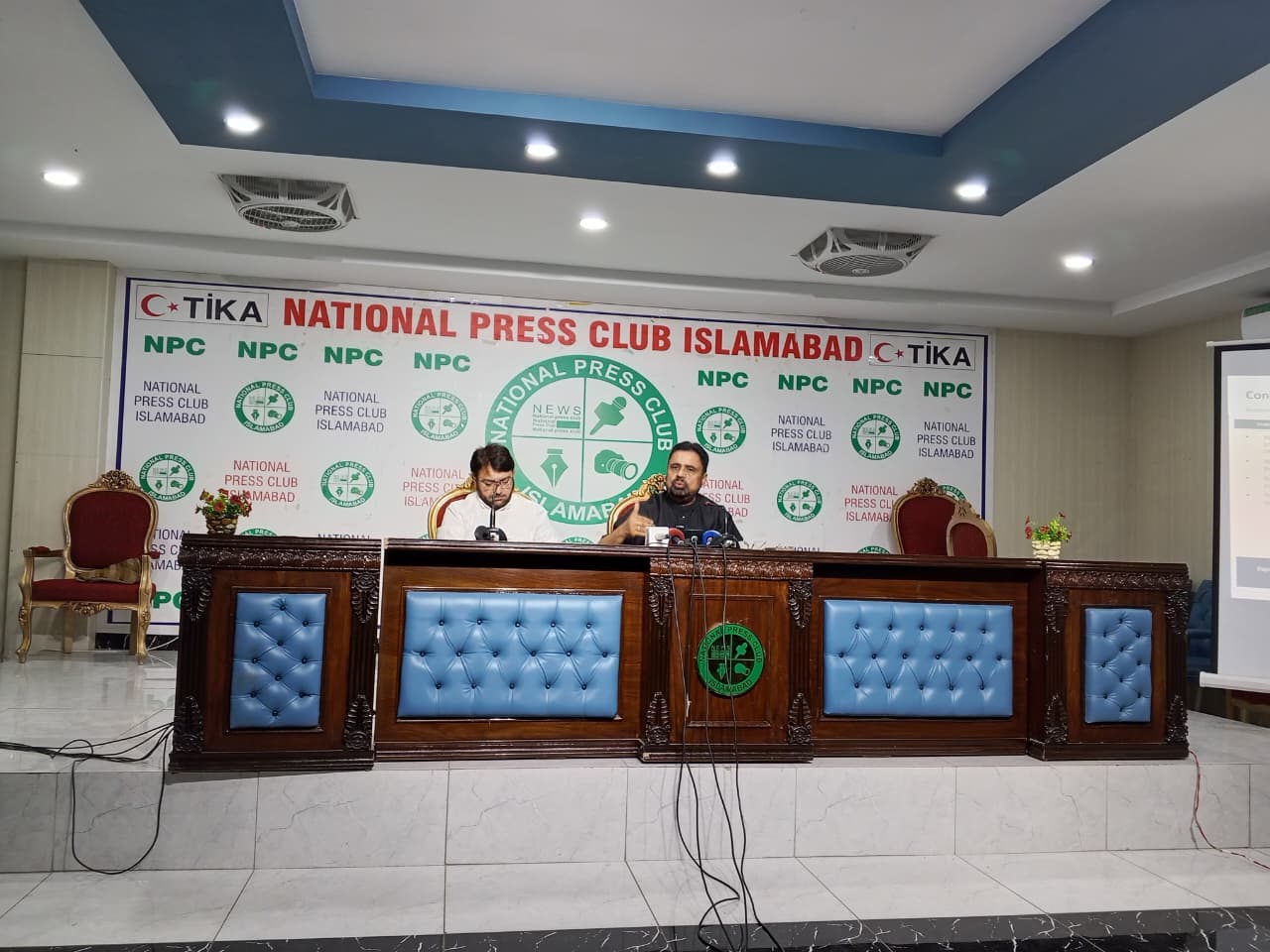 Pakistan’s first vaping survey finds many smokers cut cigarette use, raises concerns over youth access