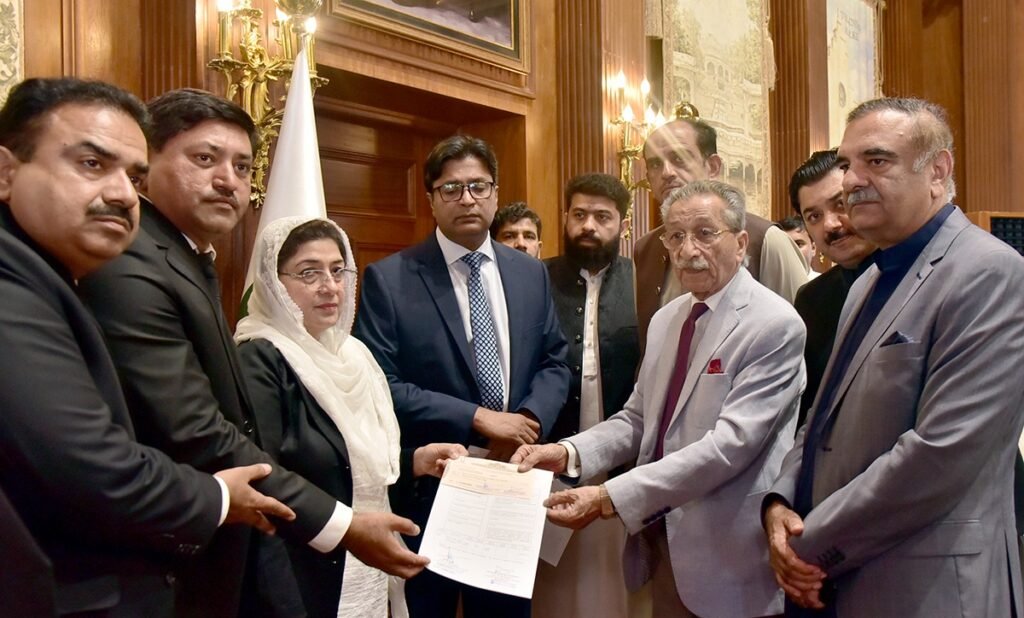 Punjab Grants Funds to Bar Associations, Supports Families of Slain Lawyers Punjab Law Minister distributes grant funds to bar associations during a ceremony in Lahore.