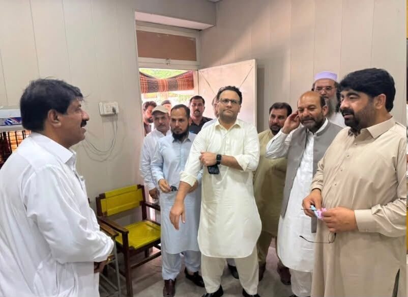 KP Revenue Minister Conducts Surprise Inspection of Public Offices in Mardan
