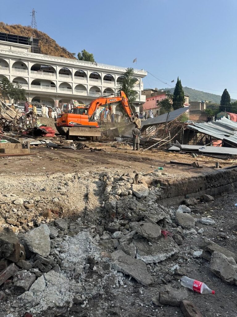 t TMA demolishes vegetable market cabins in Abbottabad as traders announce strike over alleged losses