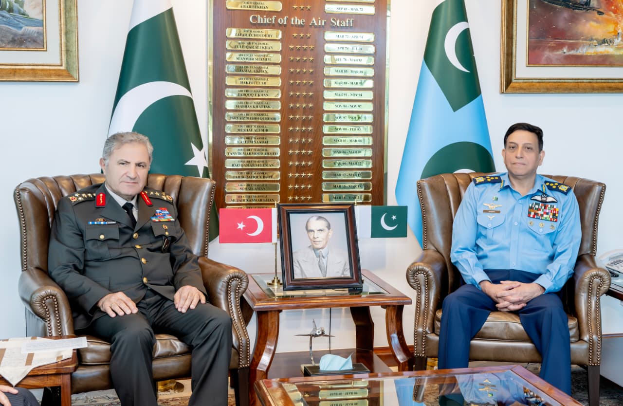 Turkish Land Forces Commander Meets Pakistan Air Chief to Strengthen Defence Cooperation