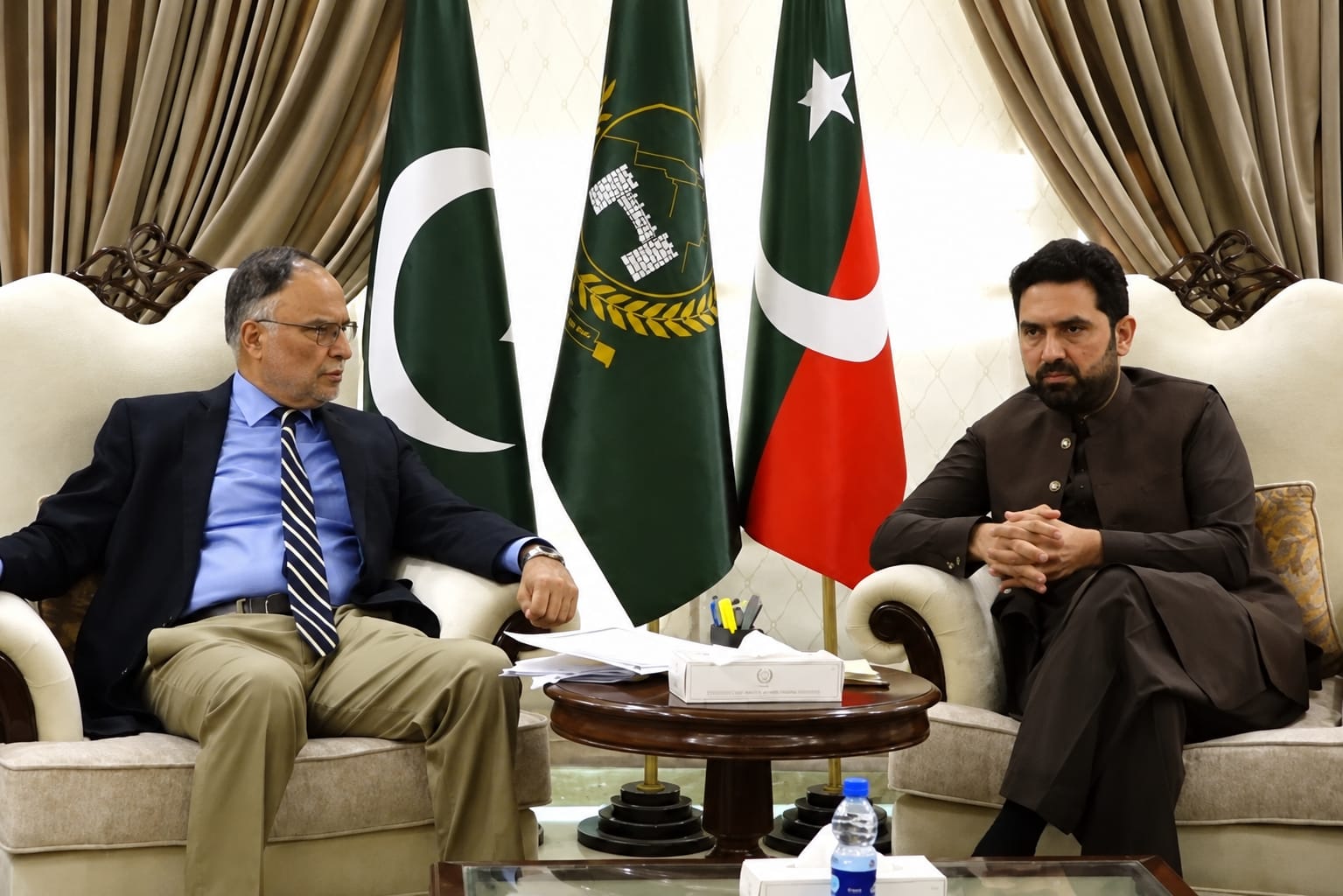KP chief minister raises concerns over financial allocations and gas share in meeting with federal team