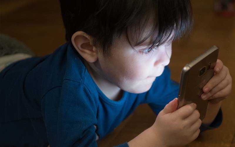 Rising Mobile Phone Use Among Children Raises Concerns Over Developmental Risks