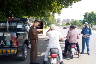 Traffic police inspect vehicle records after discovering 421 vehicles registered to one individual in Lahore.