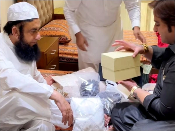 Viral Video of Kashif Zameer Meeting Maulana Tariq Jameel Sparks Debate on Social Media Viral Video of Kashif Zameer Meeting Maulana Tariq Jameel Sparks Debate on Social Media