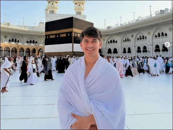 Pakistani actor Samar Jafri performs Umrah, receives congratulations from fans