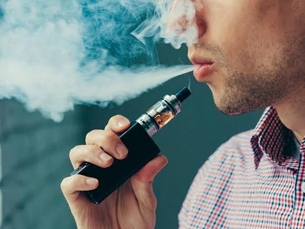 Vaping After Quitting Cigarettes May Still Raise Risk of Eye Disease, Study Finds