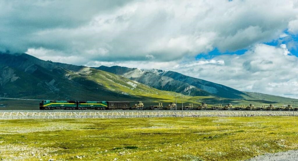 Twenty years on, the Qinghai-Xizang Railway continues to drive plateau development The Qinghai-Xizang Railway crossing the Tibetan Plateau alongside Tibetan antelopes in Hoh Xil National Nature Reserve.