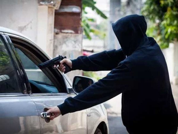 Karachi Citizens Chase Alleged Motorcycle Snatchers, One Suspect Dies