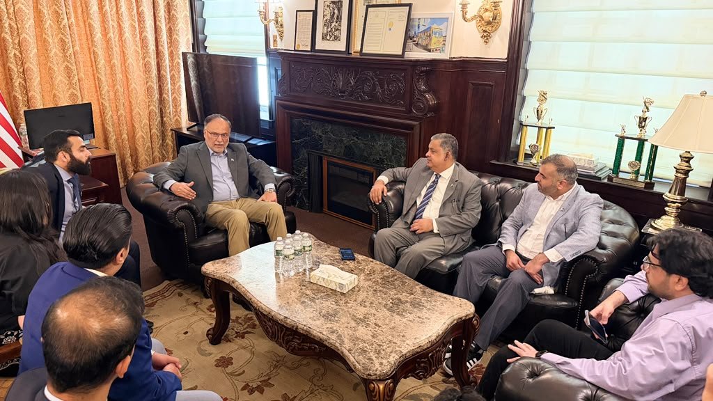 Ahsan Iqbal Invites Pakistani Students in US to Support Uraan Pakistan