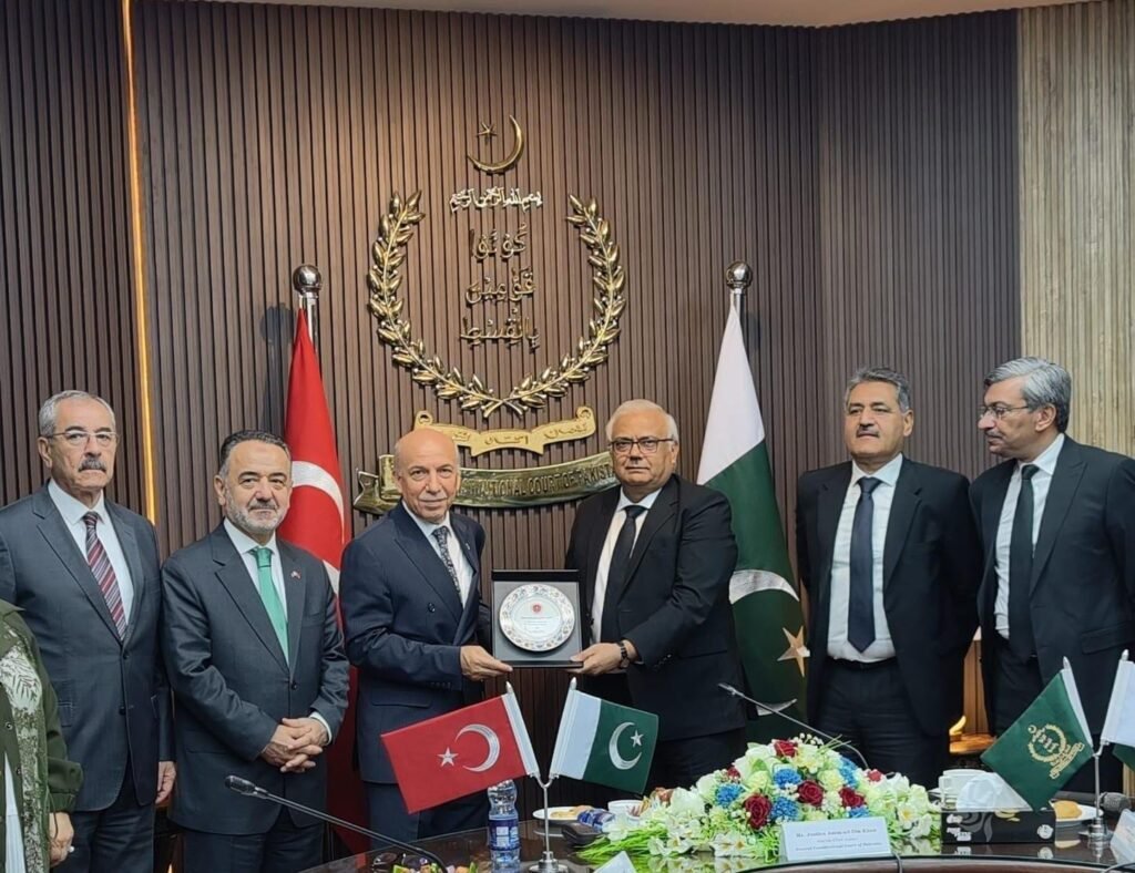 Pakistani and Turkish legal representatives meet at the Federal Constitutional Court to discuss constitutional law and judicial cooperation.