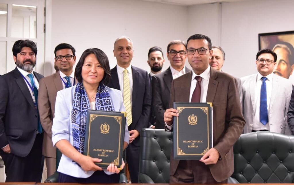 Privatisation Commission, ADB Sign Agreement for Islamabad Airport Outsourcing Officials sign the Islamabad International Airport outsourcing advisory agreement between the Privatisation Commission and ADB.