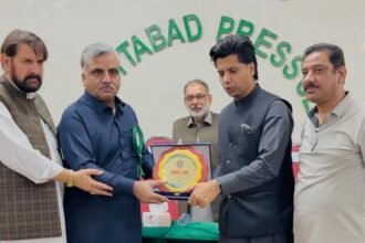 KP Information Minister Shafiullah Jan addresses journalists at the Abbottabad Press Club while discussing the Kashmir election and journalist welfare initiatives.