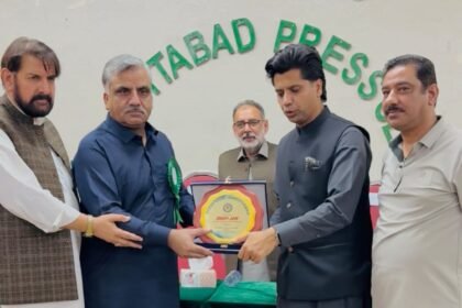 KP Information Minister Shafiullah Jan addresses journalists at the Abbottabad Press Club while discussing the Kashmir election and journalist welfare initiatives.