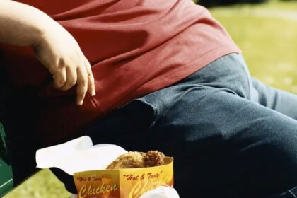 Healthy meals and exercise help support weight loss alongside a moderate daily calorie reduction.