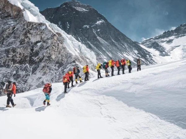 10 Climbers Missing After Broad Peak Avalanche in Pakistan, Rescue Mission Underway Rescue efforts continue after a Broad Peak avalanche left 10 international climbers missing in northern Pakistan.