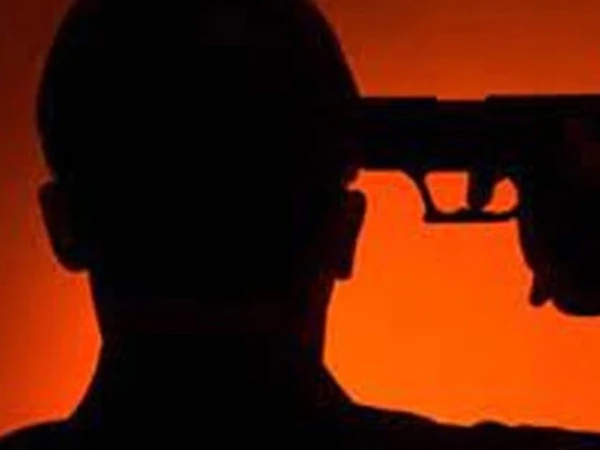 Married Woman Found Dead in Rawalpindi, Police Launch Investigation A married woman died in a suspected suicide incident in Rawalpindi’s RA Bazaar area. Police are collecting forensic evidence and awaiting post-mortem findings.
