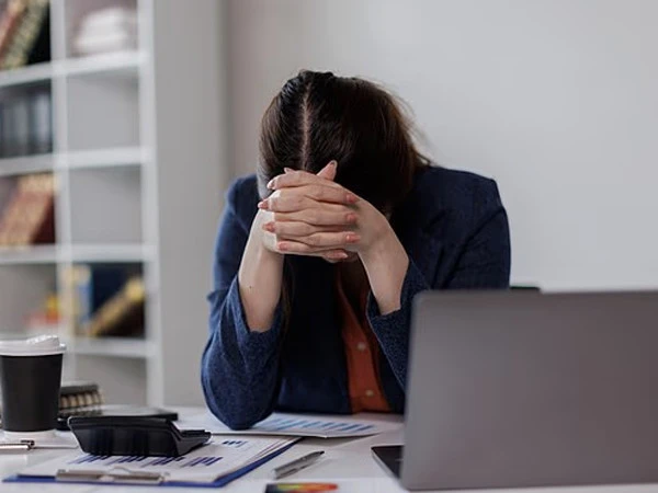 Could Declining Work Performance Be an Early Warning Sign of Dementia?