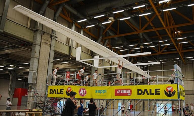 Italian Students Build World's Largest Paper Airplane, Set New Guinness World Record The world's largest paper airplane, built by Italian students, during its Guinness World Records flight attempt.