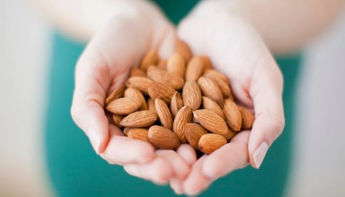 A Handful of Almonds May Help Your Brain and Blood Sugar