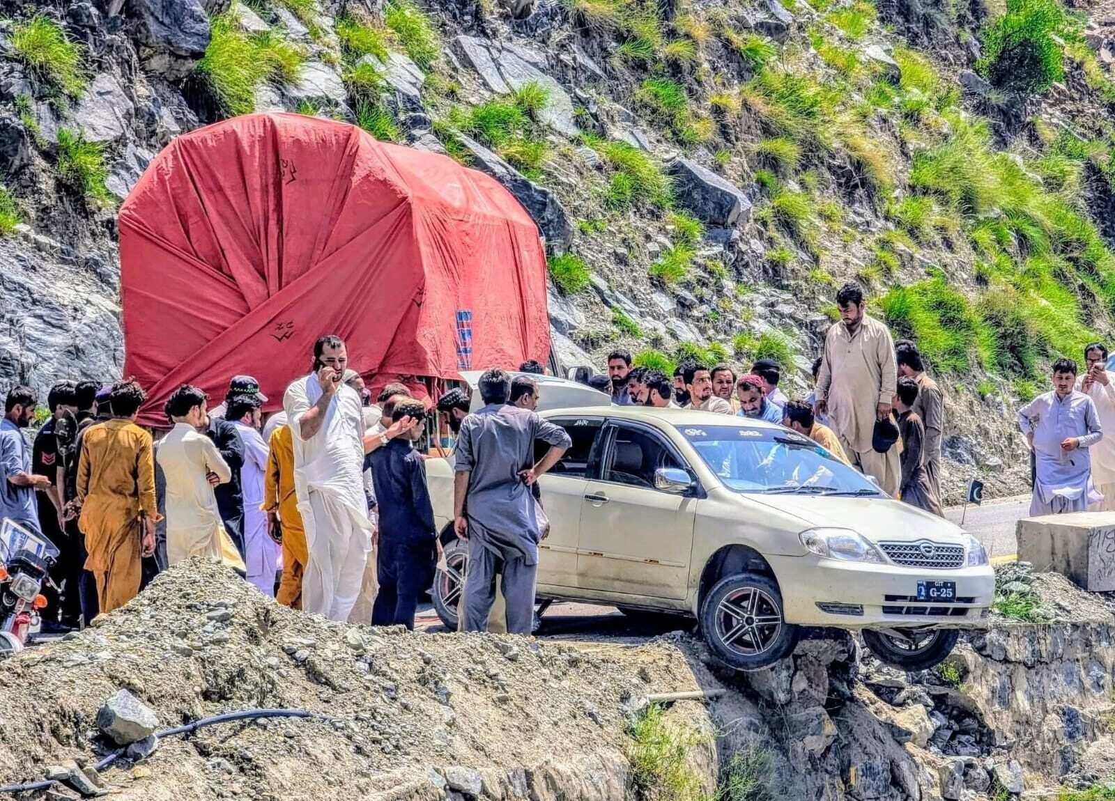 Rescue 1122 Clears Overturned Vehicle From Shangla