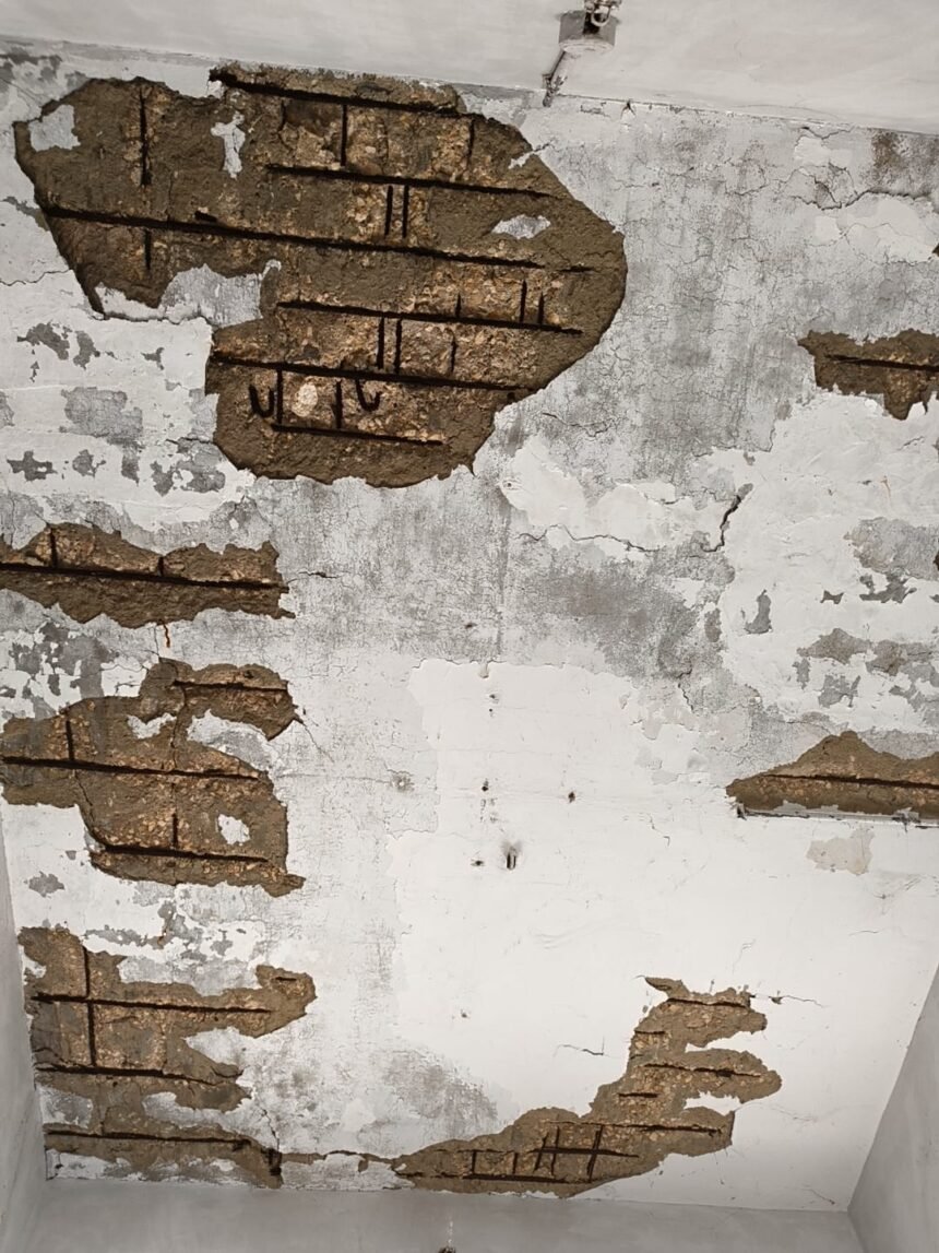 Teacher Injured as School Ceiling Plaster Falls in Sujawal Teacher Injured as School Ceiling Plaster Falls in Sujawal