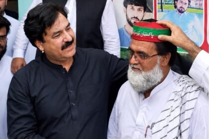 Veteran PML-N leader Jafar Khan joins PTI after 35 years at an induction ceremony in Shangla.