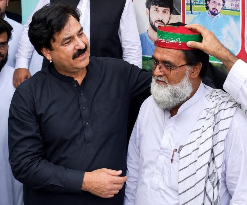 Veteran PML-N Leader Jafar Khan Joins PTI After 35 Years in Shangla Veteran PML-N leader Jafar Khan joins PTI after 35 years at an induction ceremony in Shangla.