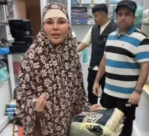 Rakhi Sawant’s Umrah Video Goes Viral After Prayer Mat Distribution in Makkah