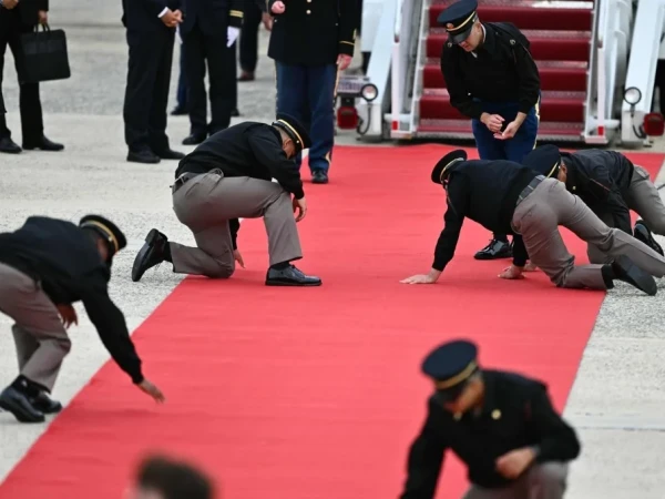 Video of US Military Personnel Cleaning Red Carpet Before Xi Jinping’s Arrival Goes Viral