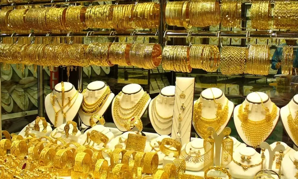 Gold Price Falls Rs1,800 Per Tola in Pakistan