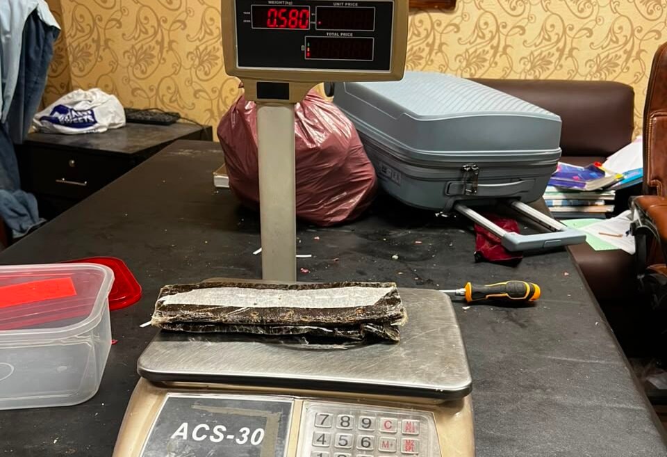 Pakistan Customs Seizes 580g Hashish at Karachi Airport, Arrests Two