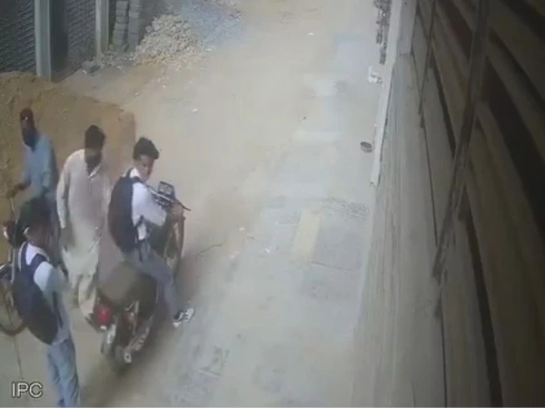 Karachi Students Robbed at Gunpoint in Model Colony