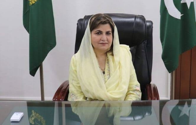 Farah Naz reviews Rs500 fuel relief scheme at Islamabad petrol pumps
