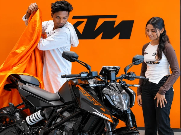 Student Steals Gold for Boyfriend’s Bike—He Flees After Gift