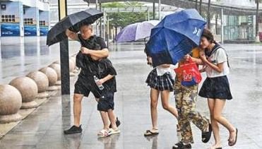 Hainan Shuts Schools, Tourist Sites as Tropical Depression Brings Torrential Rain