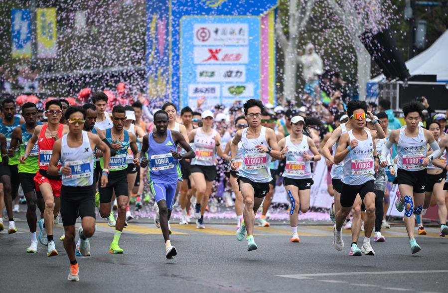 Zhengzhou Marathon brings Chinese culture to life through running Runners participate in the 2026 Zhengzhou Marathon, which celebrates Chinese cultural heritage through poetry, traditional opera, kung fu and family surnames.
