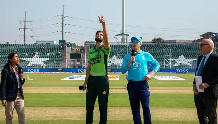 England win the toss and elect to bowl first against Pakistan in the second ODI of the tri-nation series in Rawalpindi.