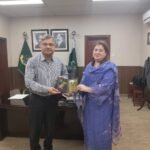 APP Managing Director Sabeen Usman Khattak meets AIOU Vice-Chancellor Dr Nasir Mahmood to discuss institutional cooperation and a planned MoU.