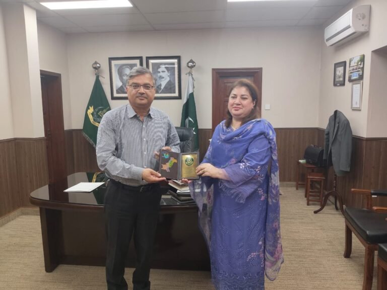 APP Managing Director Sabeen Usman Khattak meets AIOU Vice-Chancellor Dr Nasir Mahmood to discuss institutional cooperation and a planned MoU.